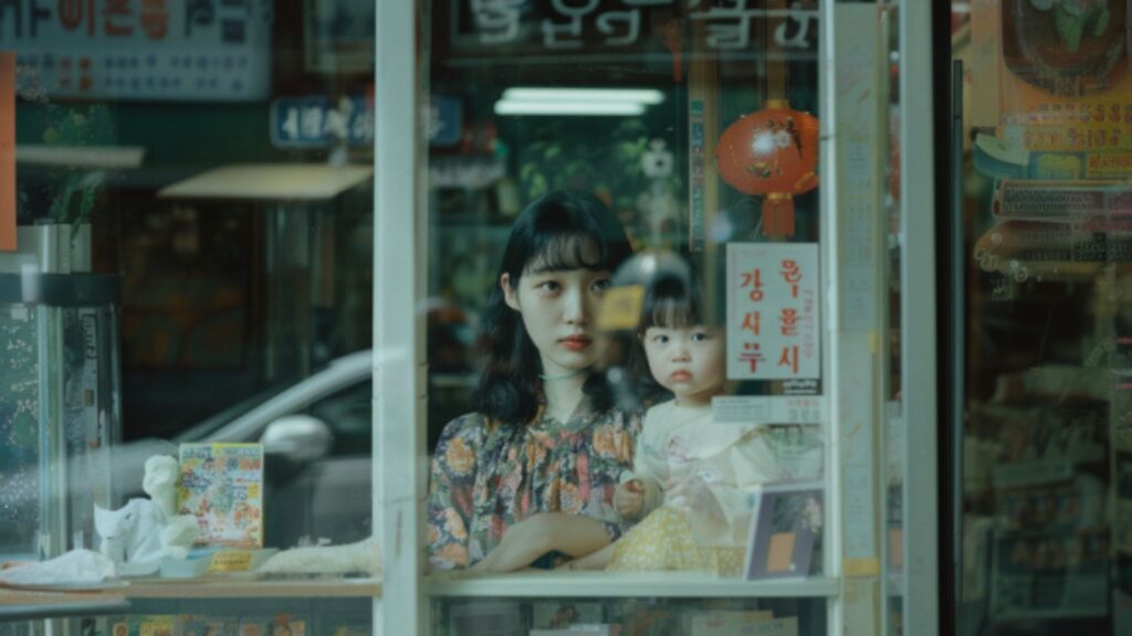 Korea. Na zdjęciu Koreanka z dzieckiem